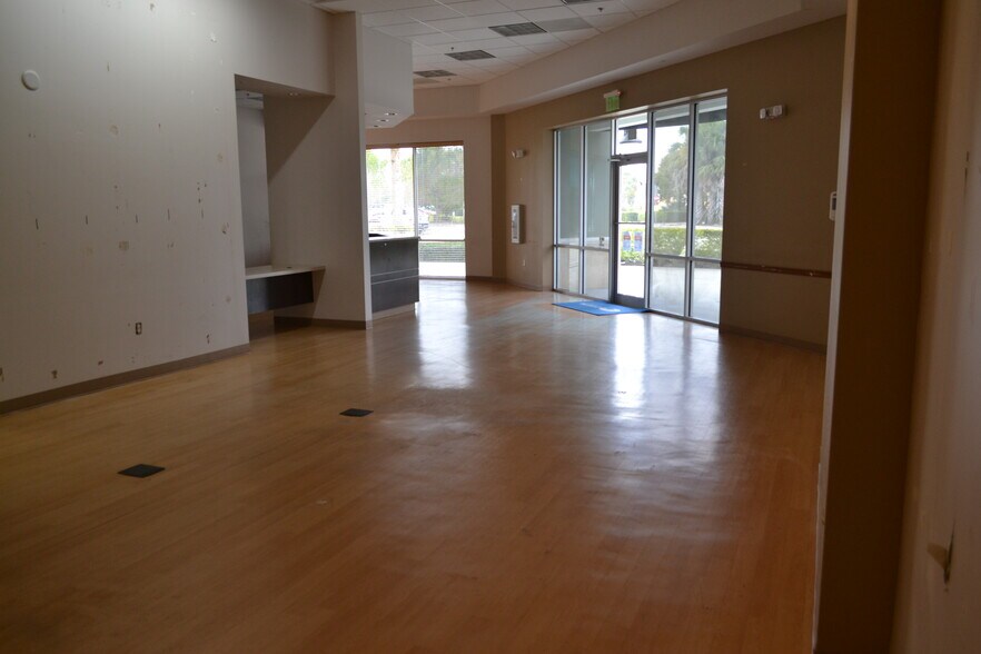 More Photos Of 17966 N Tamiami Trl, North Fort Myers Storefront Retail Office For Lease