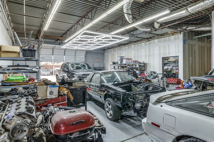 More Photos Of 421 E Walnut St, Garland Warehouse For Sale