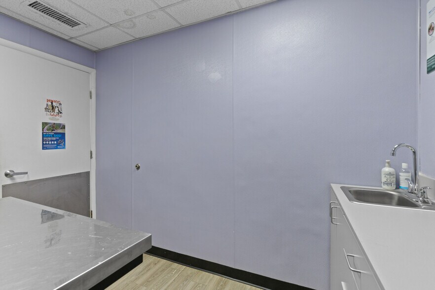 More Photos Of 5915 Belair Rd, Baltimore Veterinarian Kennel For Sale