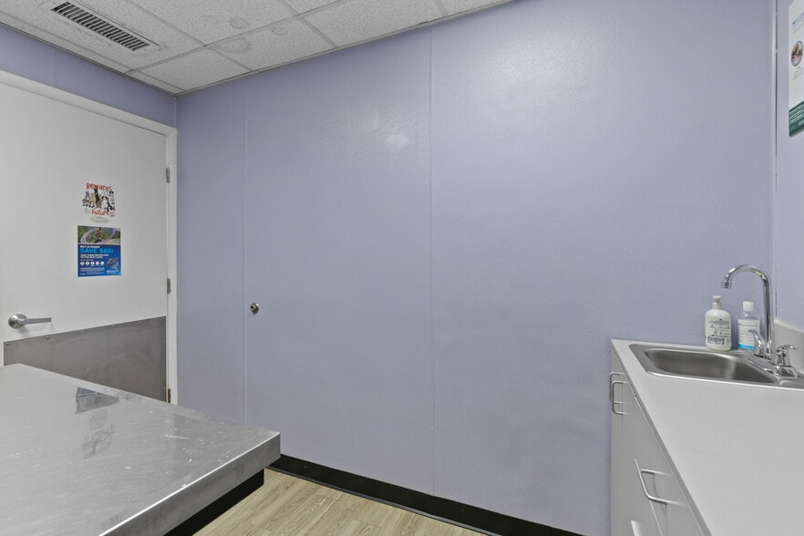 More Photos Of 5915 Belair Rd, Baltimore Veterinarian Kennel For Sale
