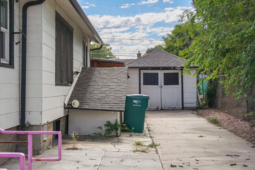More Photos Of 1530 Geneva St, Aurora General Retail For Sale