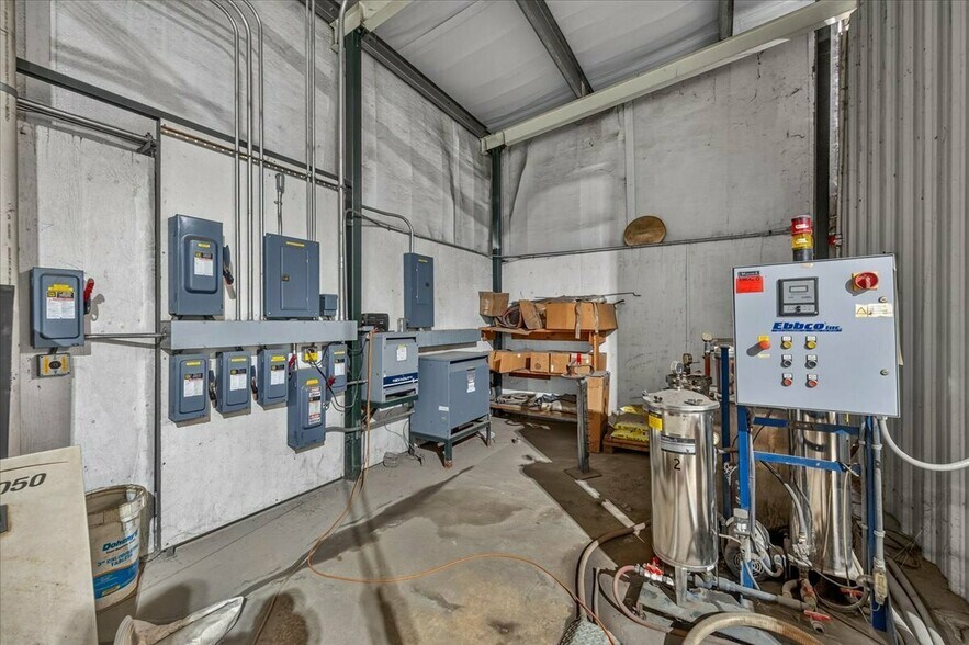 More Photos Of 149 Ashland ave, Lindsay Industrial For Sale