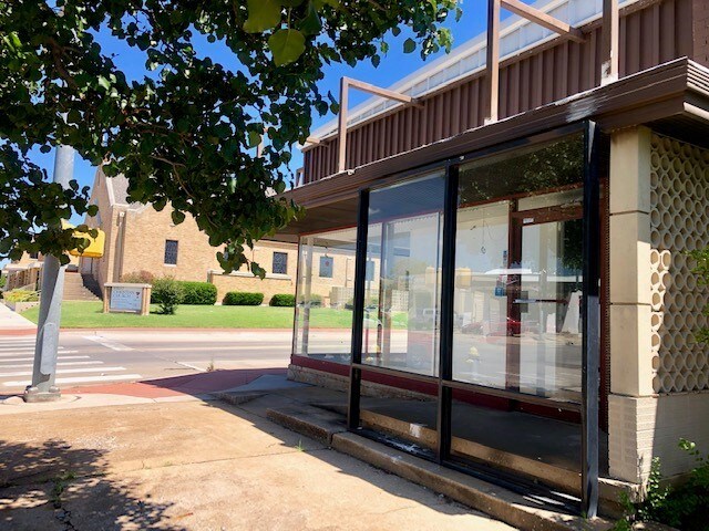 More Photos Of 15 N 10th St, Duncan Storefront For Lease