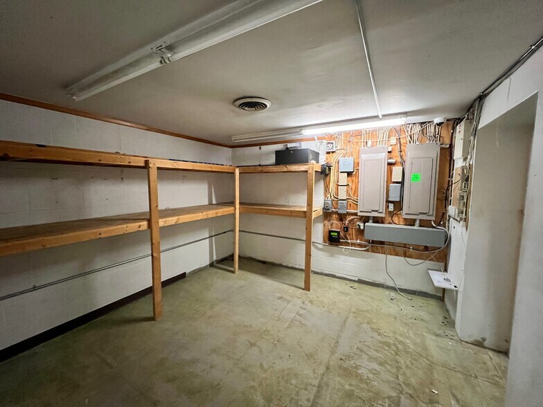 More Photos Of 940 Jefferson Ave, Washington Freestanding For Sale