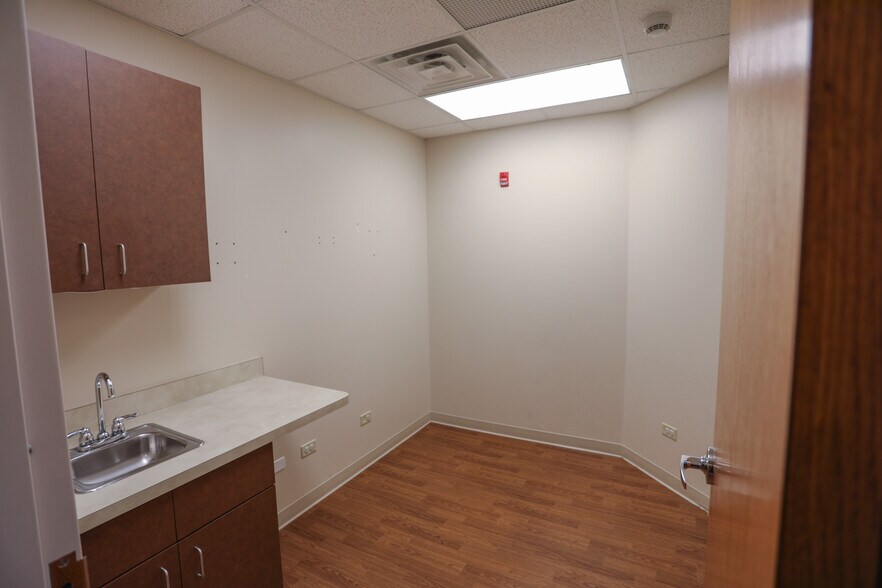 More Photos Of 16001-16009 Executive Dr, Crest Hill Office For Lease