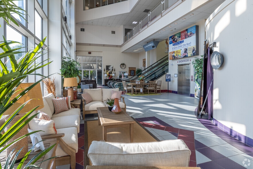 More Photos Of 725 Rockville Pike, Rockville Showroom For Lease