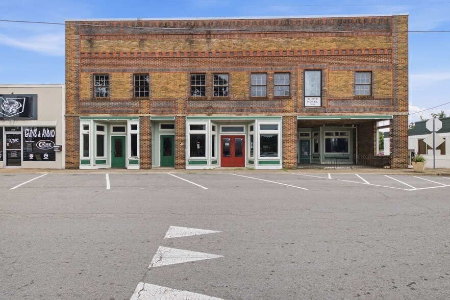 Primary Photo Of 1 Public Square Red Boiling Springs Sq, Lafayette Showroom For Sale