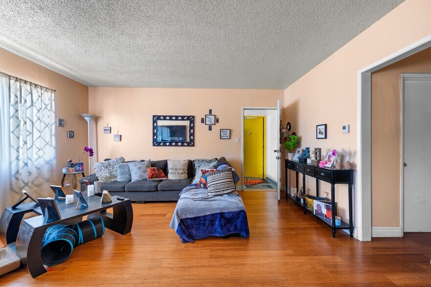 More Photos Of 2325 S Ridgeley Dr, Los Angeles Apartments For Sale