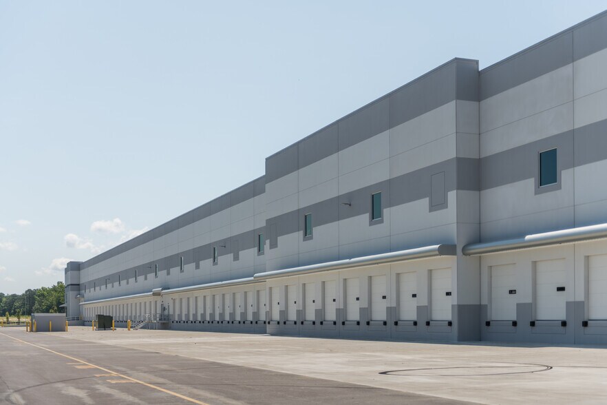 More Photos Of 301 Kenyon Rd, Suffolk Warehouse For Lease