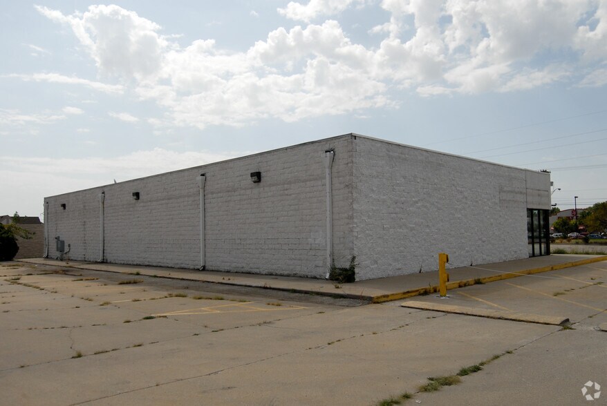 More Photos Of 1528 E 23rd St S, Independence Freestanding For Lease