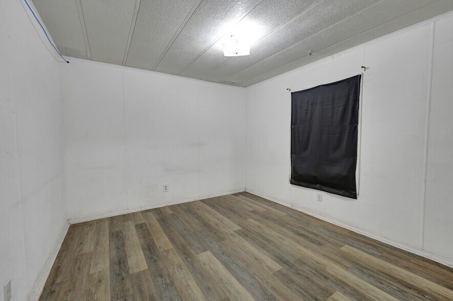 More Photos Of 9013 W County Road 160, Midland Showroom For Sale