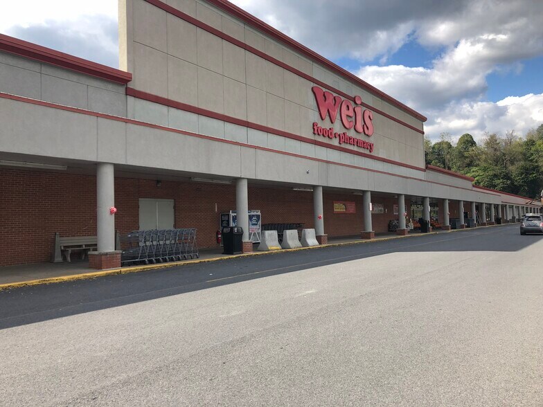 More Photos Of 224 N Logan Blvd, Burnham Unknown For Lease