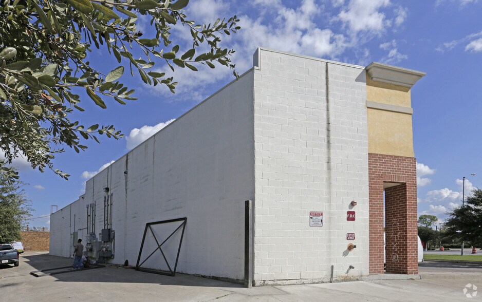More Photos Of 3211 W Northwest Hwy, Dallas Storefront Retail Office For Lease