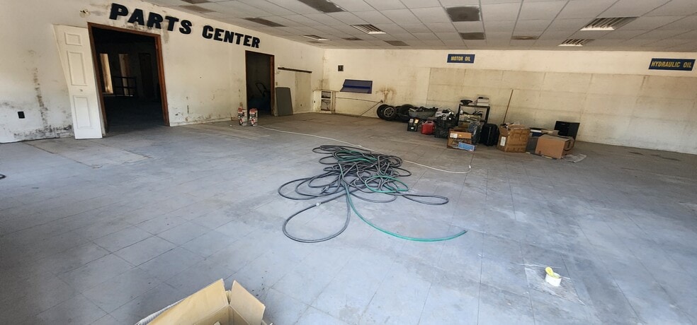 More Photos Of 284 S Center St, Pierson Auto Repair For Lease