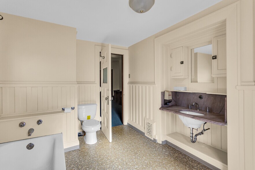 More Photos Of 601 S Jackson St, Jackson Office For Sale