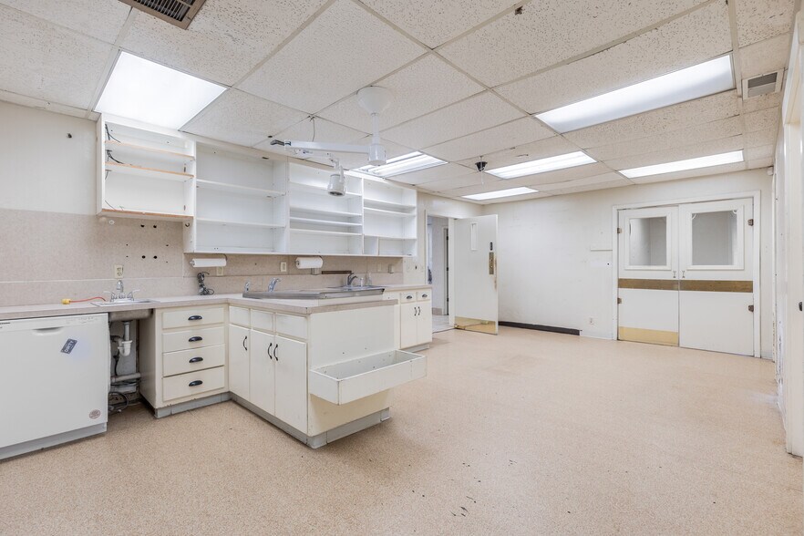 More Photos Of 825 N Crockett St, Sherman Office For Sale