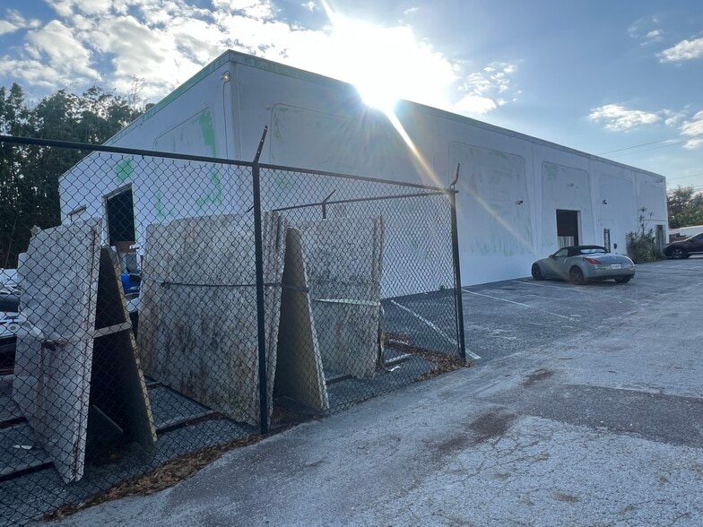 More Photos Of 7704 W Hillsborough Ave, Tampa Warehouse For Lease