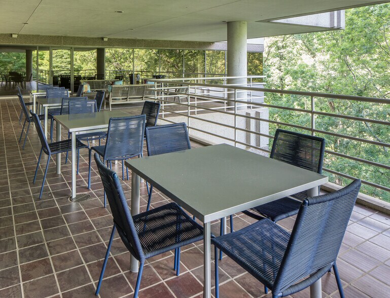 More Photos Of 280 Interstate N Cir, Atlanta Office For Lease