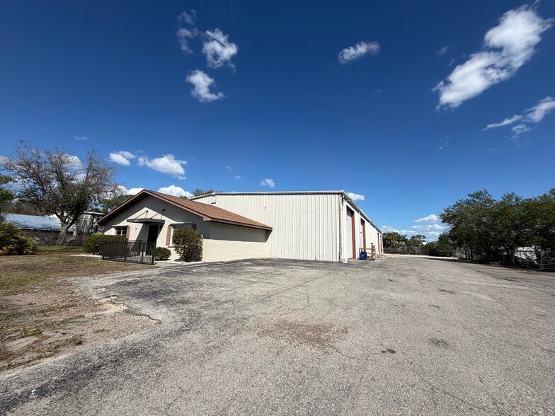 More Photos Of 15865 Brothers Ct, Fort Myers Warehouse For Lease