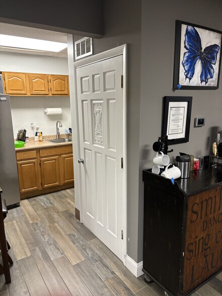 More Photos Of 1818 Scherer Pky, Saint Charles Warehouse For Sale