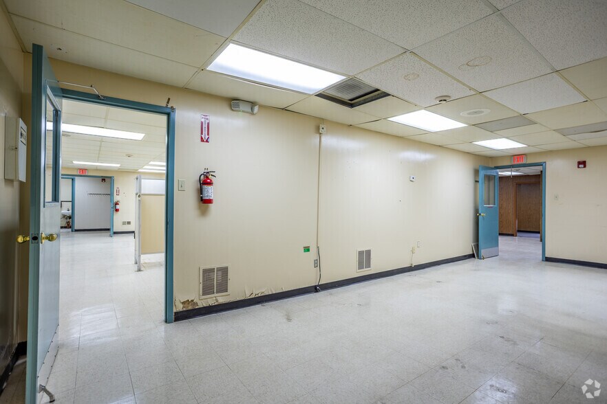 More Photos Of 912 E Walnut St, Garland Manufacturing For Lease