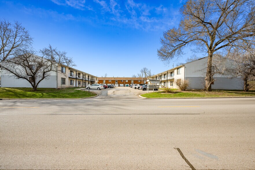 More Photos Of 1902 Sheridan Rd, Pekin Apartments For Sale