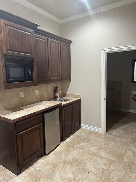 More Photos Of 7625 Bellaire Dr S, Fort Worth Office For Lease