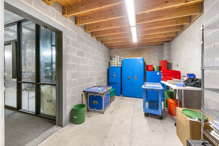 More Photos Of 100 Hilbig Rd, Conroe Warehouse For Sale