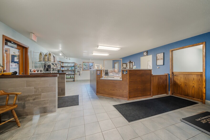 More Photos Of 645 Hawthorne Dr, Omro Veterinarian Kennel For Sale