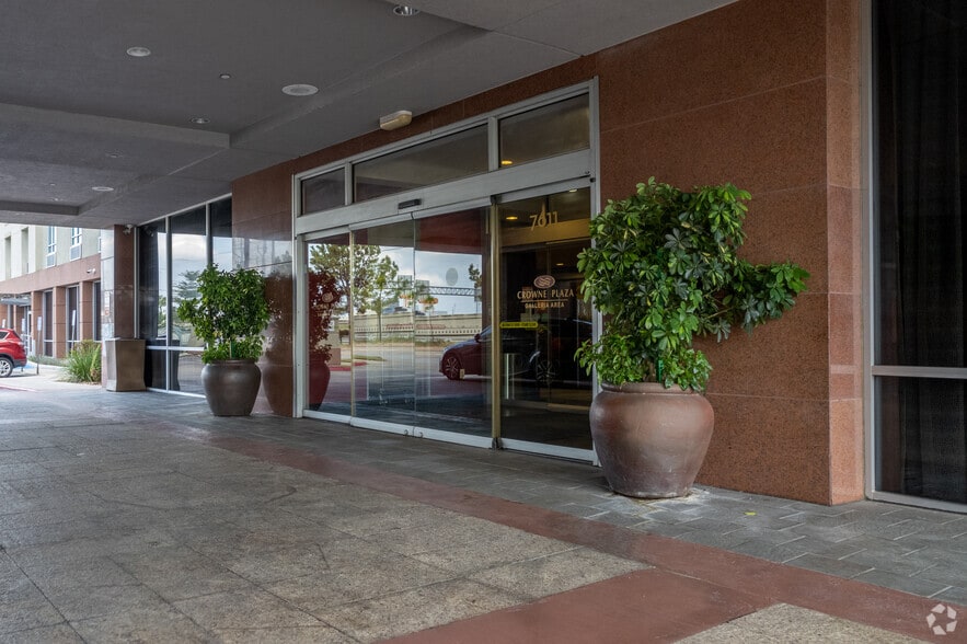 More Photos Of 7611 Katy Fwy, Houston Hotel For Sale