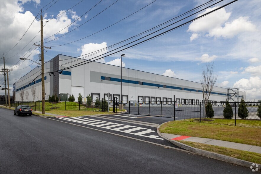 More Photos Of 54 Lockwood St, Newark Distribution For Lease