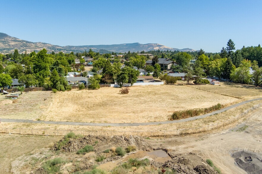 More Photos Of 1215 Covina Ave, Medford Land For Lease