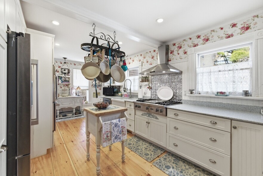 More Photos Of 8 Pleasant St, Plymouth Hospitality For Sale