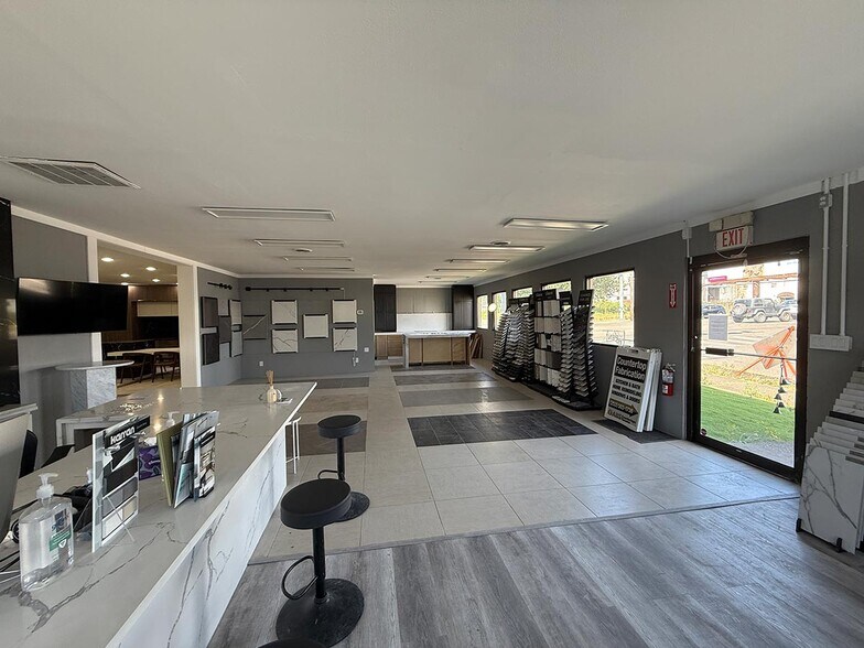 More Photos Of 5602-5608 S Adams St, Tacoma Showroom For Sale