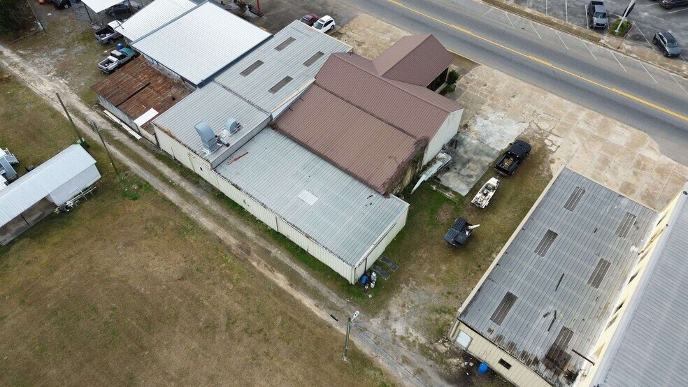 More Photos Of 211 S Hutchinson Ave, Adel Auto Repair For Sale