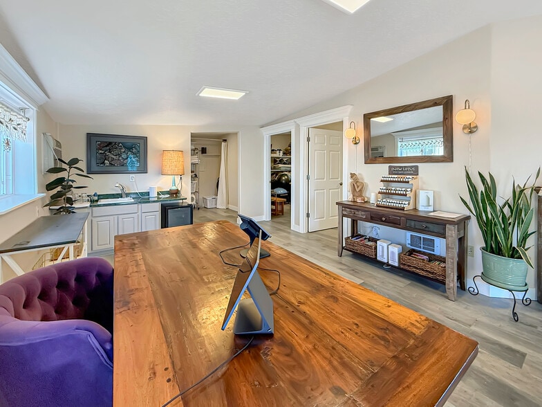 More Photos Of 624 Fleet St, Brookings Office For Sale