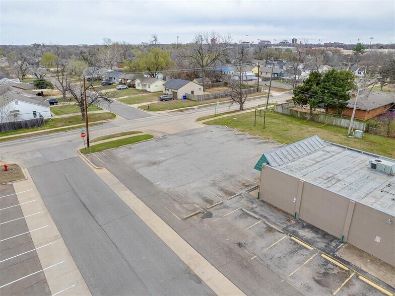 More Photos Of 430 N Berry Rd, Norman General Retail For Lease