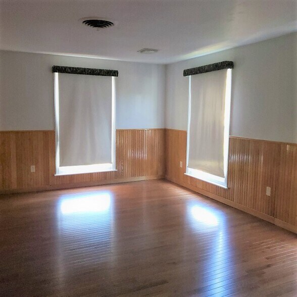 More Photos Of 55 Lafayette Rd, Salisbury Flex For Sale