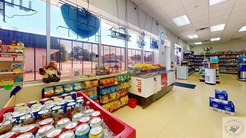 More Photos Of 914 N State Line Ave, Texarkana Storefront For Sale