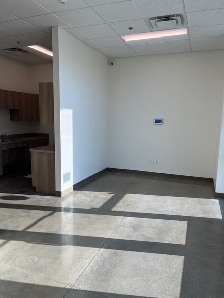 More Photos Of 10903 Shady Trl, Dallas Distribution For Lease