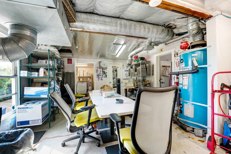 More Photos Of 626 N Larchmont Blvd, Los Angeles Restaurant For Lease