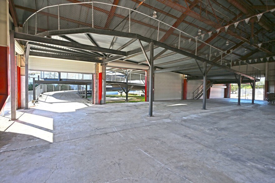 More Photos Of 1123 Bowie St, Seguin Warehouse For Sale