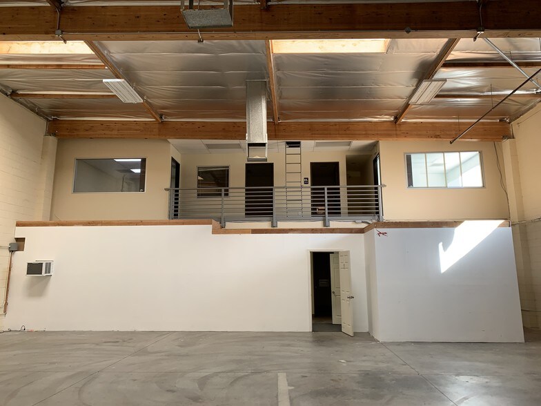 More Photos Of 9641 Owensmouth Ave, Chatsworth Warehouse For Lease