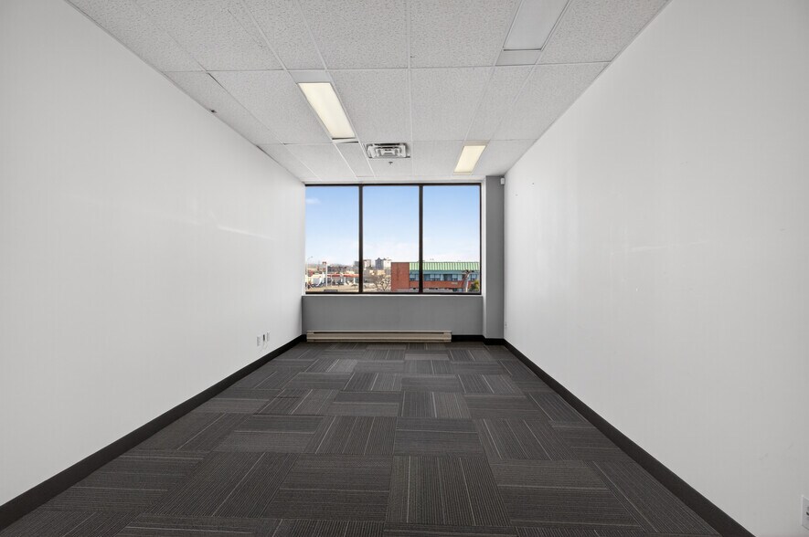 More Photos Of 455 Boul Fénelon, Dorval Medical For Lease