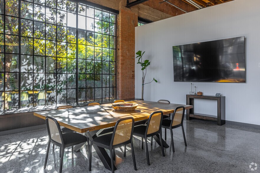 More Photos Of 4121 Commerce St, Dallas Unknown For Lease