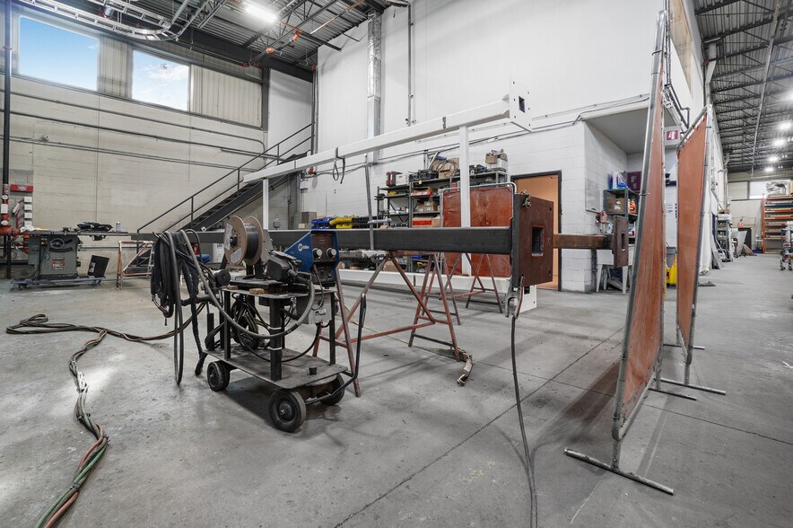 More Photos Of 2351 Boul Fernand-Lafontaine, Longueuil Manufacturing For Sale