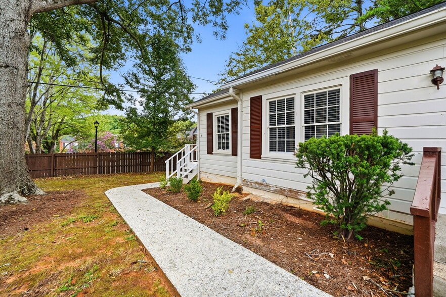 More Photos Of 255 Norcross St, Roswell Office For Lease