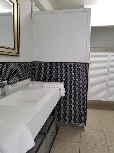 More Photos Of 910 E Sahara Ave, Las Vegas Loft Creative Space For Lease