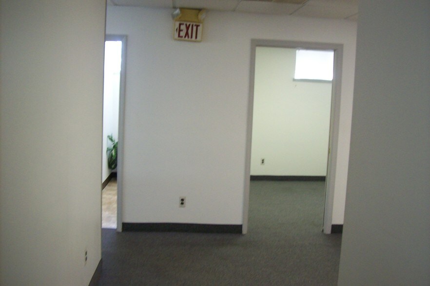 More Photos Of 23030 Mooney St, Farmington Medical For Lease