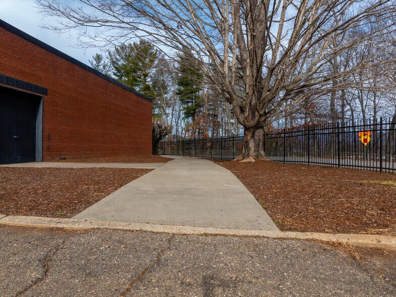 More Photos Of 128 Bingham Rd, Asheville Light Manufacturing For Lease